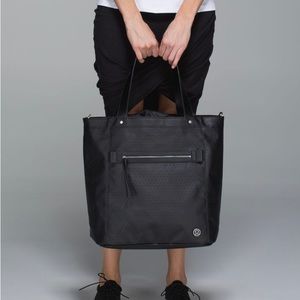 FOR 🌼 Flower Power 🌸 LLL black crossbody tote